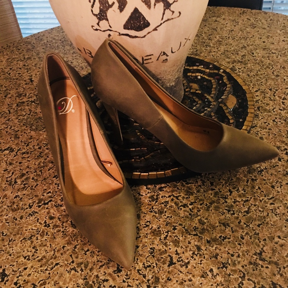 Army green heels - size 9 - Brand New